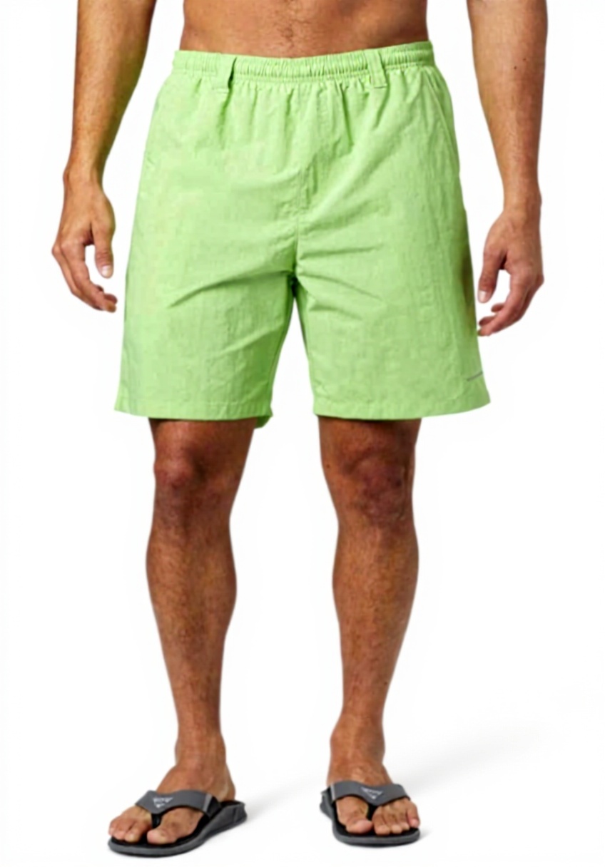 Uomo che indossa pantaloncini Columbia Backcast III durante una corsa in montagna